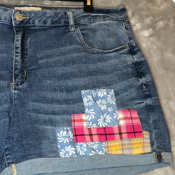 1948 Denim Women's Distressed Patched Cuffed Lite Blue Denim Shorts Size 22W - Picture 4 of 11